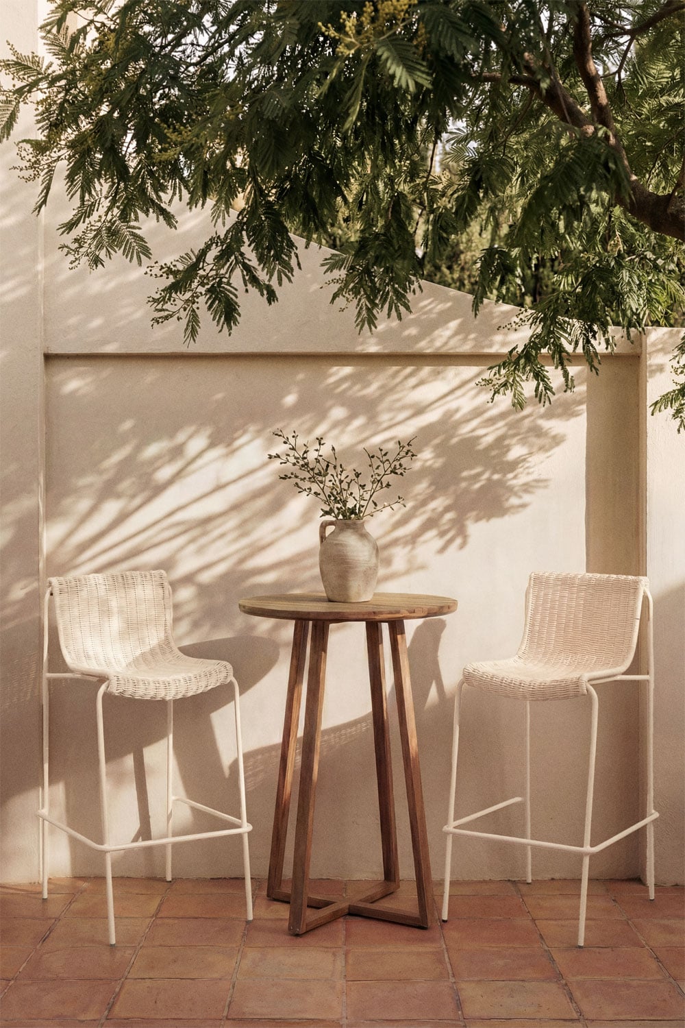 Pack de 2 taburetes altos de jardín en ratán sintético y acero Revia, imagen de galer&iacute;a 1