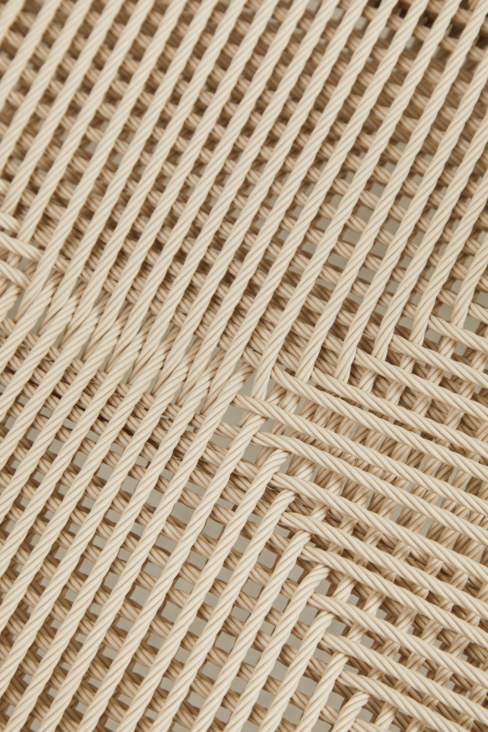 Silla de jardín apilable con reposabrazos en aluminio y ratán sintético Amatria, imagen de galer&iacute;a 6