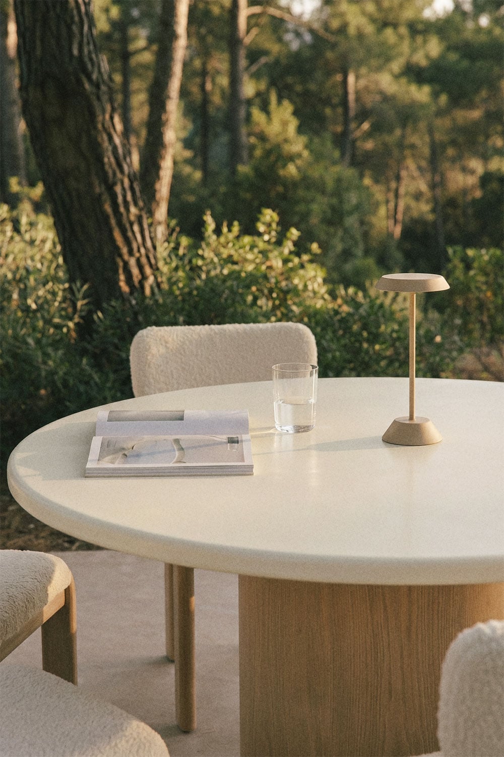 Mesa de jardín redonda en cemento y madera de acacia Sharpay, imagen de galer&iacute;a 2