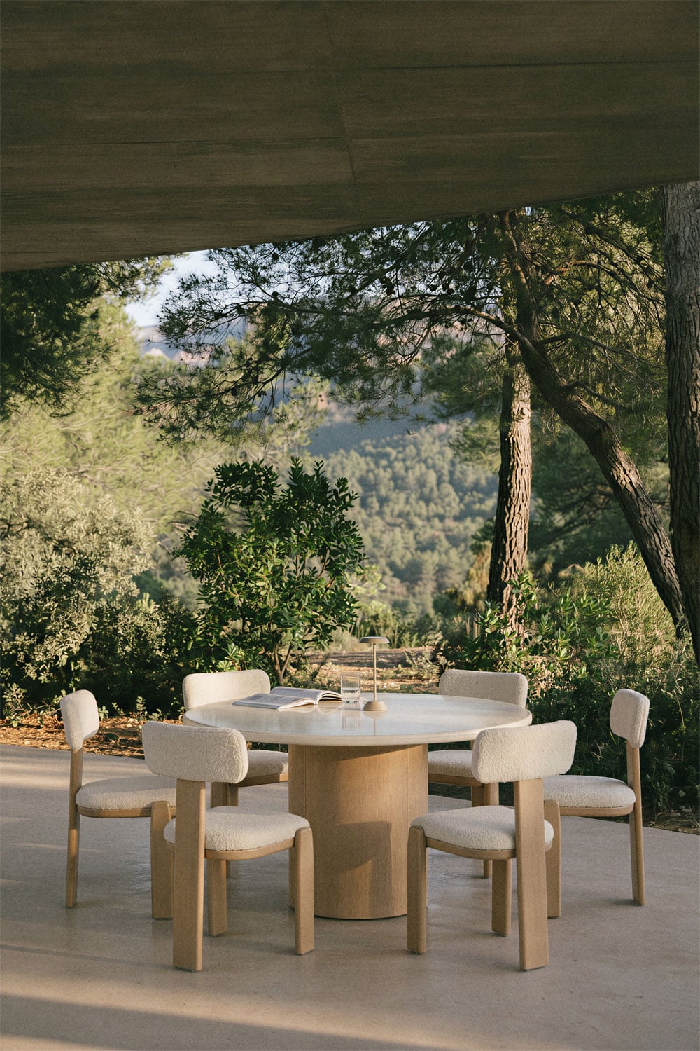 Mesa de jardín redonda en cemento y madera de acacia Sharpay, imagen de galer&iacute;a 1