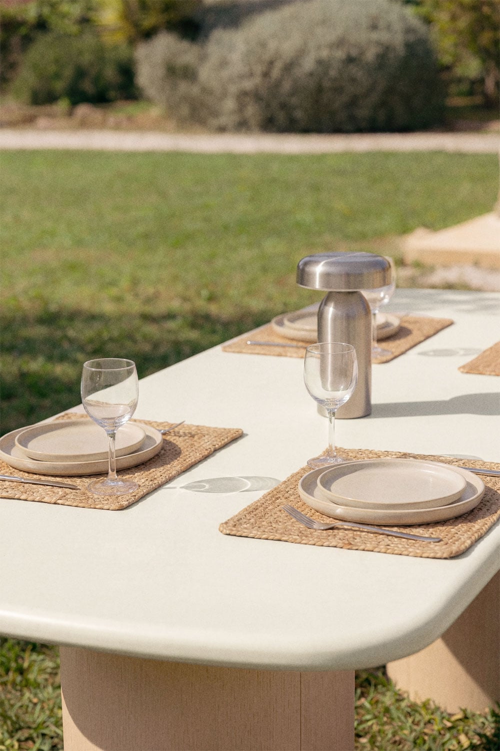 Mesa de jardín rectangular en cemento y madera de acacia Sharpay, imagen de galer&iacute;a 2