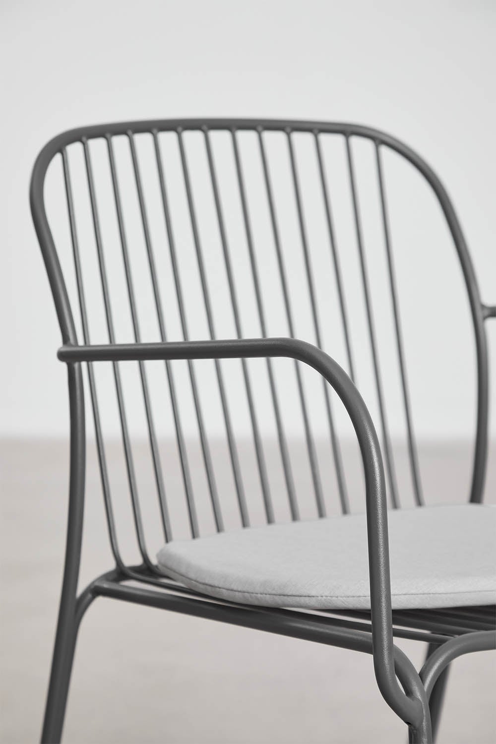 Set de mesa redonda Ø110 cm en aluminio Elton y 4 sillas de jardín con reposabrazos en acero Anerina, imagen de galer&iacute;a 9