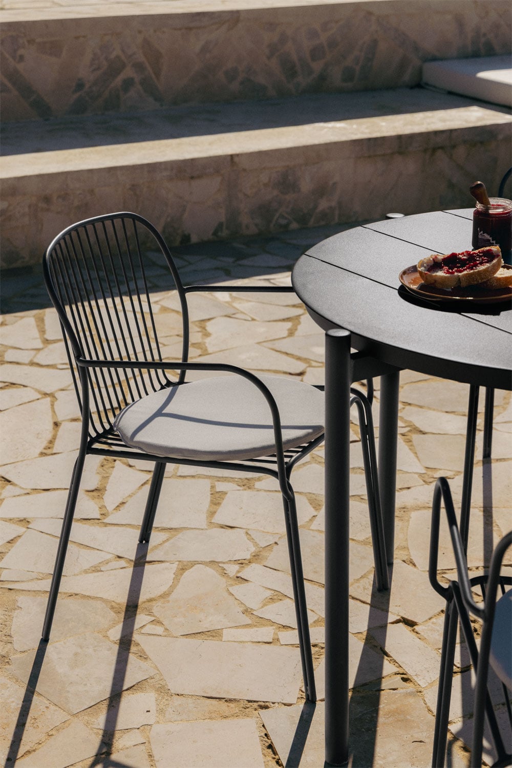 Set de mesa redonda Ø110 cm en aluminio Elton y 4 sillas de jardín con reposabrazos en acero Anerina, imagen de galer&iacute;a 2