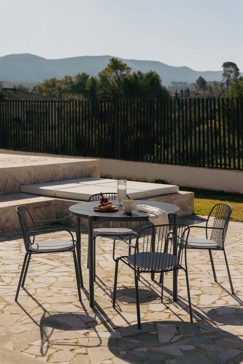 Set de mesa redonda Ø110 cm en aluminio Elton y 4 sillas de jardín con reposabrazos en acero Anerina, imagen de galer&iacute;a 1