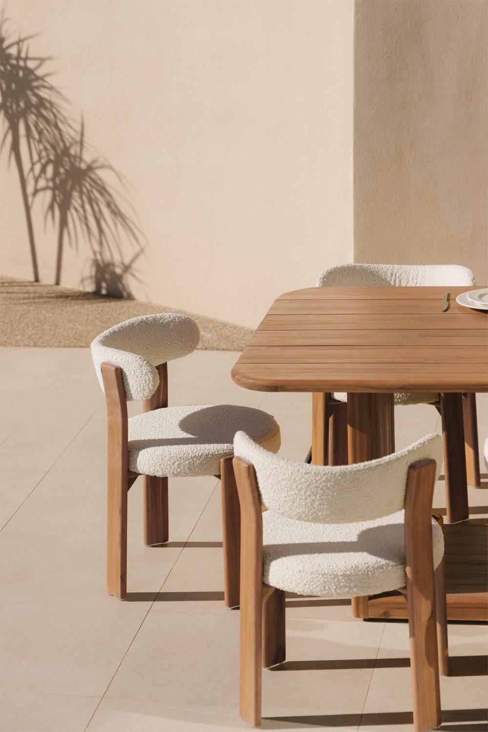Set de mesa rectangular 265x120 cm en madera de acacia Siena y 10 sillas de jardín en madera de acacia y tela bouclé Milos, imagen de galer&iacute;a 2