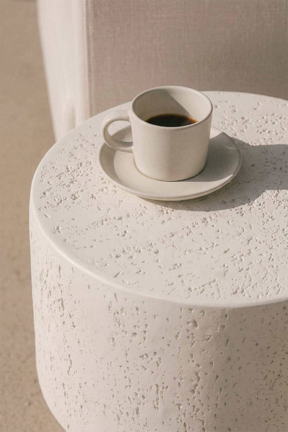 Mesa auxiliar para jardín redonda Ø45 cm en cemento Selara, imagen de galer&iacute;a 2