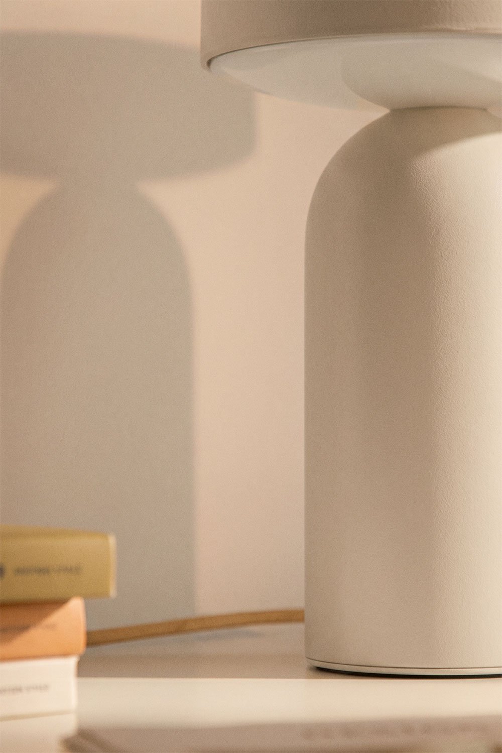 Lámpara de mesa LED inalámbrica en hierro Akita, imagen de galer&iacute;a 2