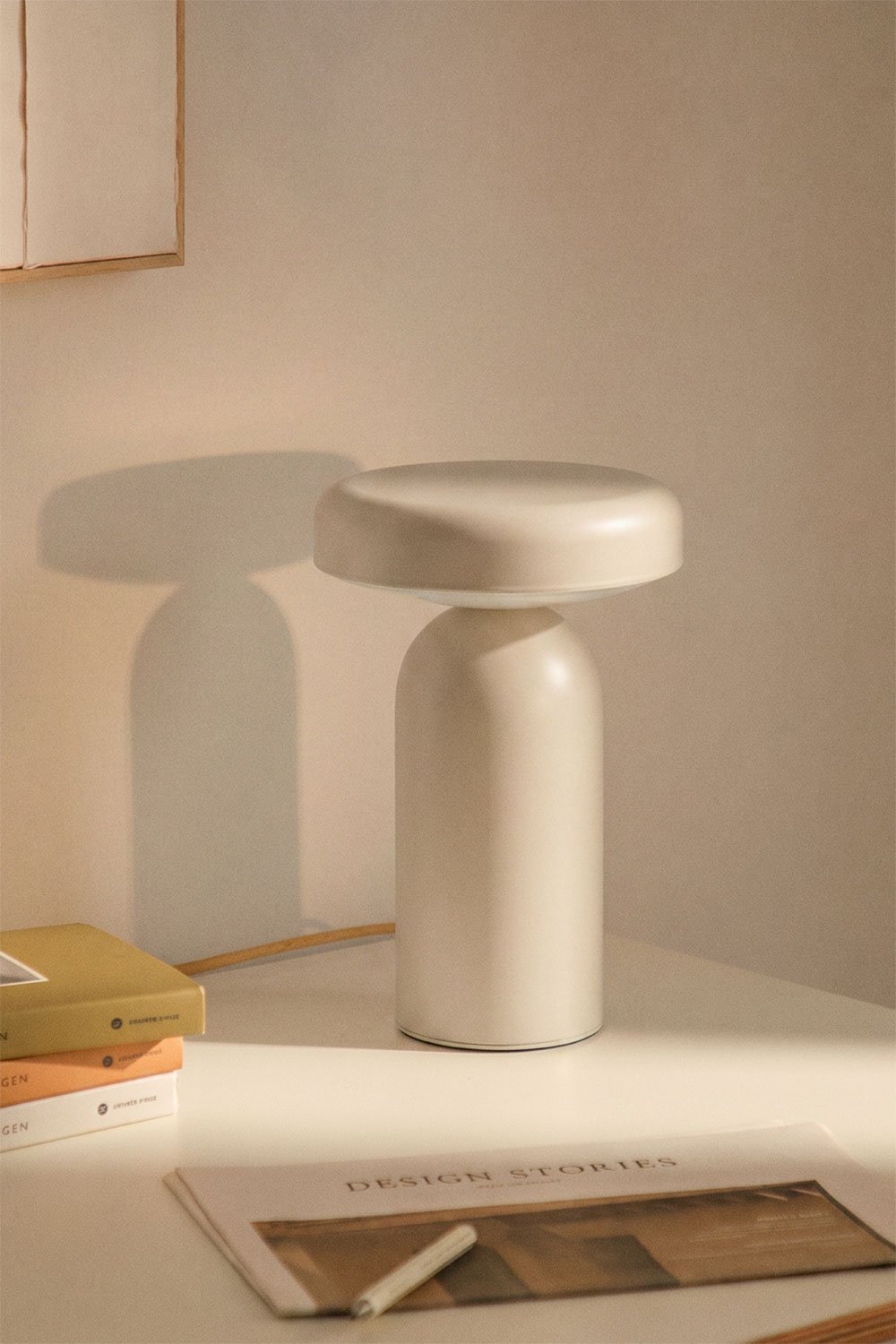 Lámpara de mesa LED inalámbrica en hierro Akita, imagen de galer&iacute;a 1