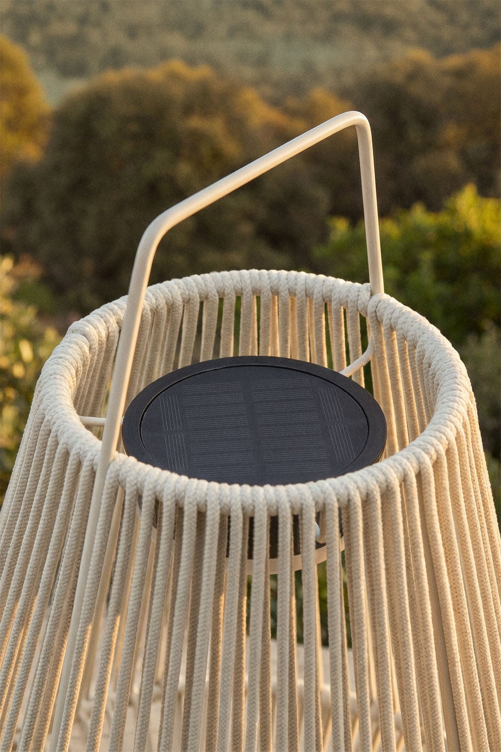 Lámpara de mesa solar LED inalámbrica para exterior en hierro y cuerda trenzada Liberian, imagen de galer&iacute;a 2