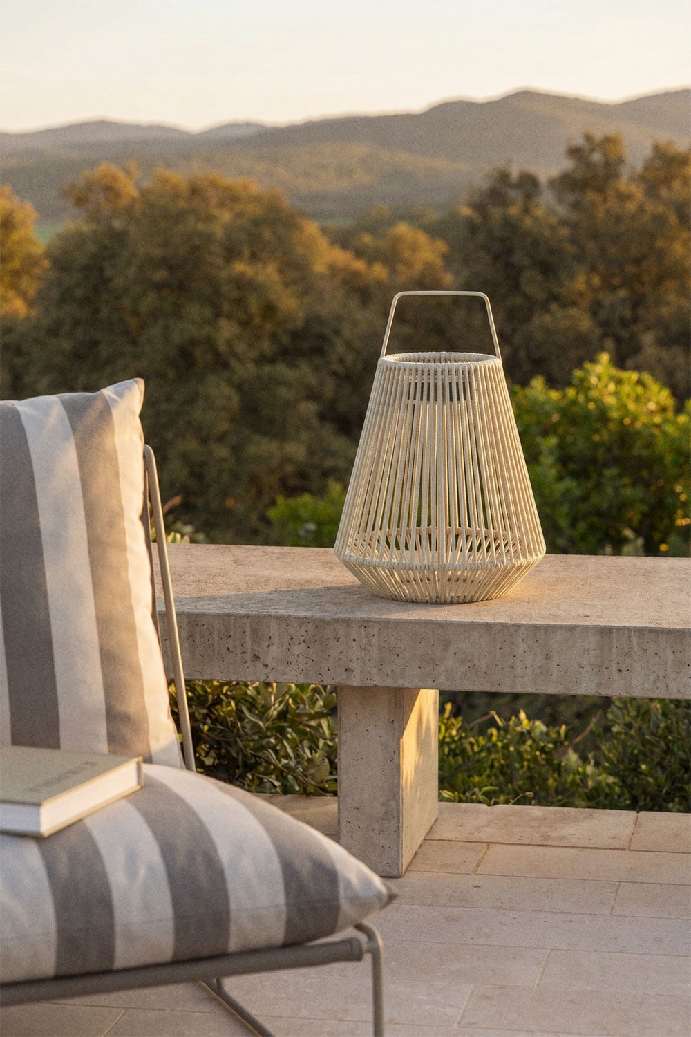 Lámpara de mesa solar LED inalámbrica para exterior en hierro y cuerda trenzada Liberian, imagen de galer&iacute;a 1
