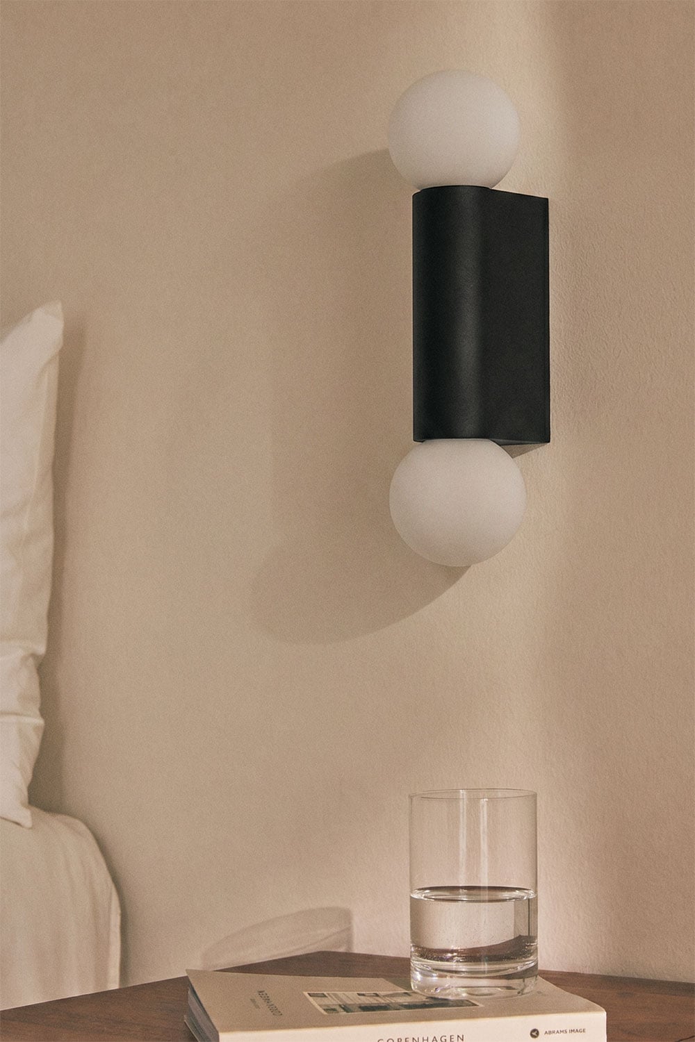 Aplique de pared con 2 bolas de cristal en aluminio Irvine, imagen de galer&iacute;a 1