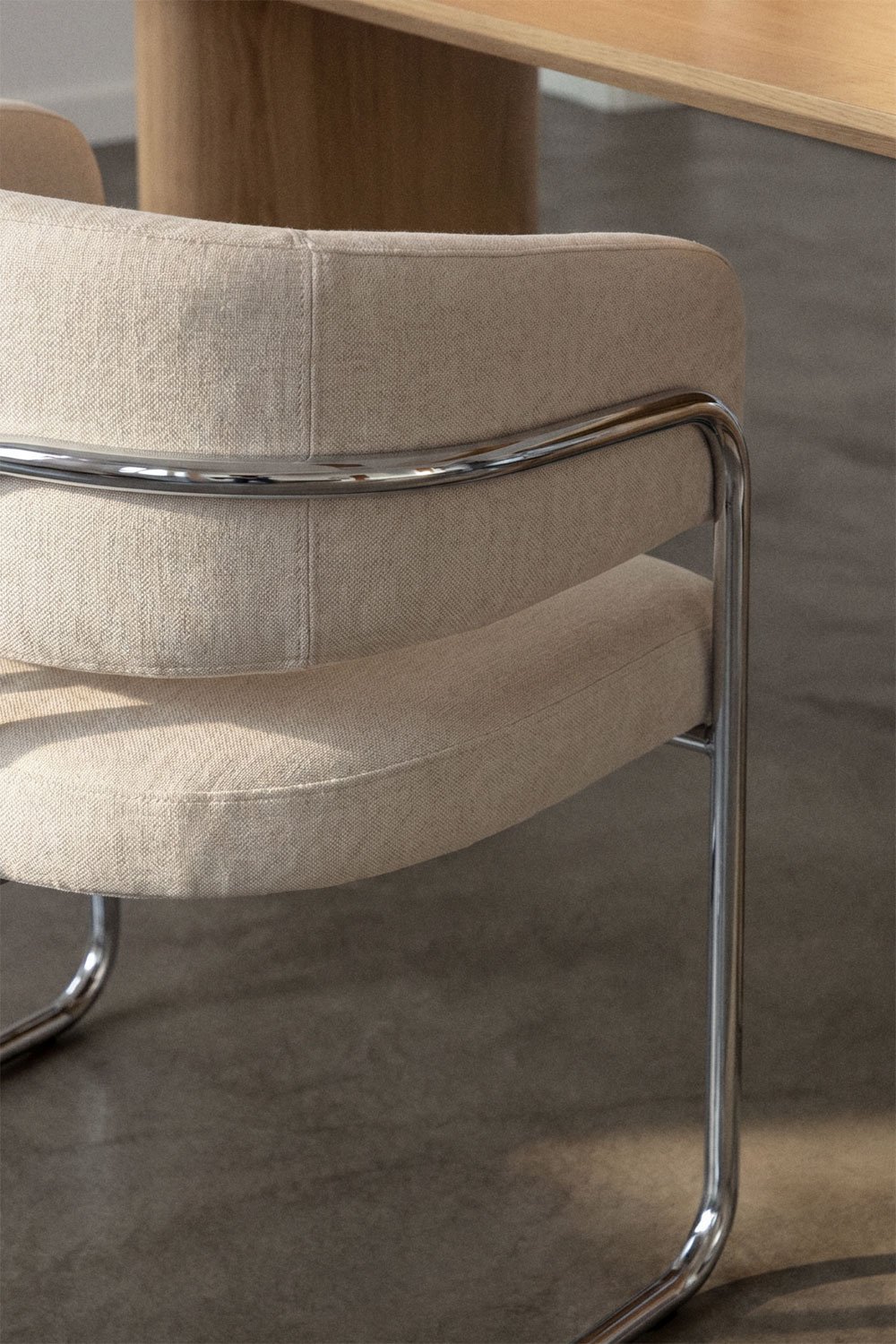 Silla de comedor con reposabrazos tapizada y en hierro Zantria , imagen de galer&iacute;a 2
