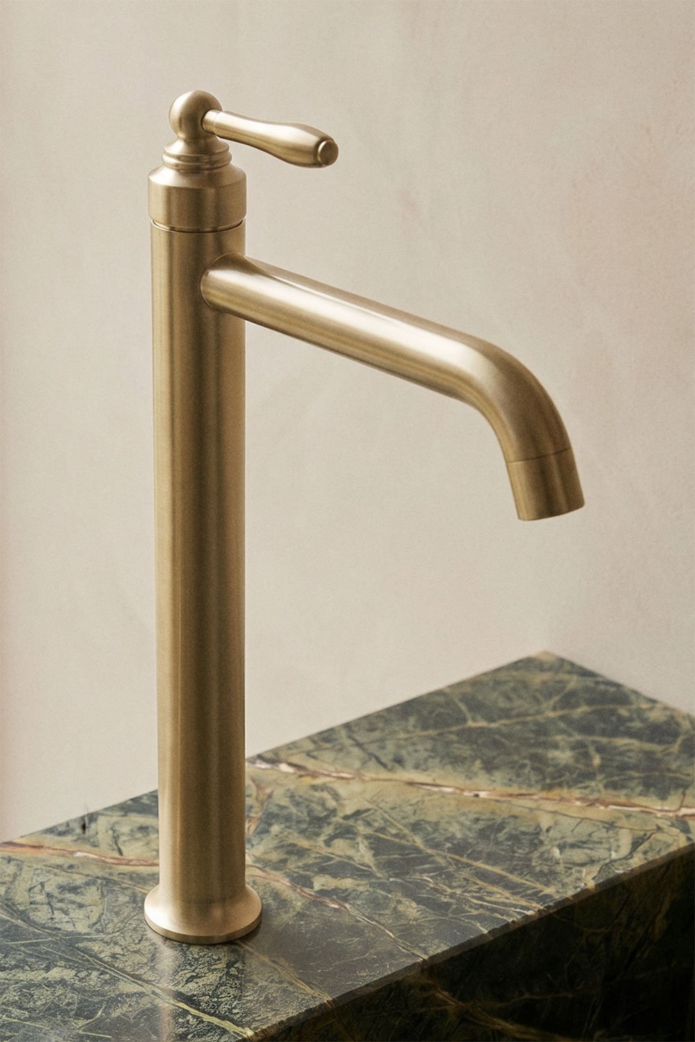 Grifo de lavabo en latón Alejandra, imagen de galer&iacute;a 2