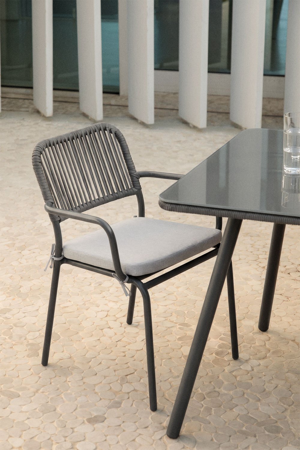 Silla de jardín apilable con reposabrazos en cuerda trenzada Arhiza, imagen de galer&iacute;a 1