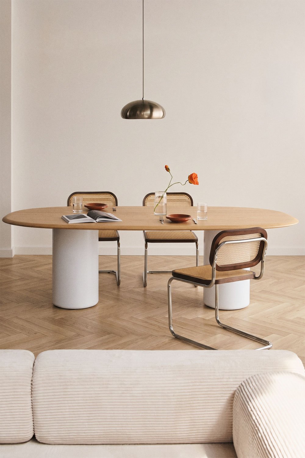 Mesa de comedor ovalada en MDF y cemento Lysander, imagen de galer&iacute;a 1
