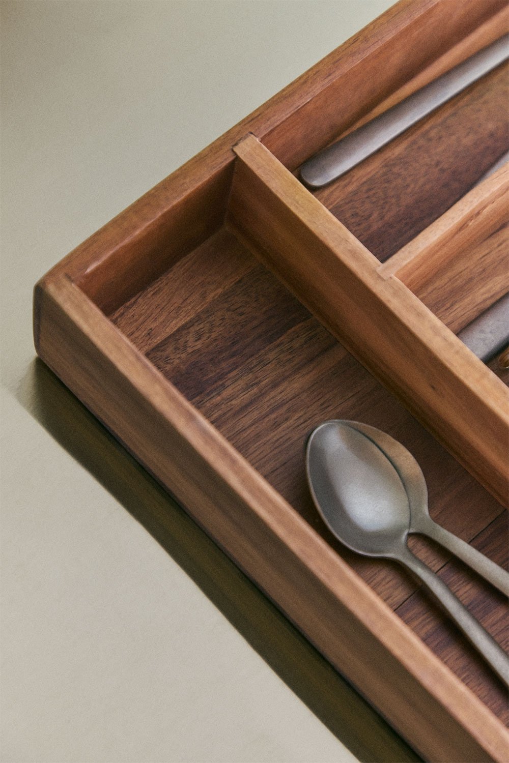 Cubertero 25x35 cm en madera de acacia Aurelin, imagen de galer&iacute;a 2