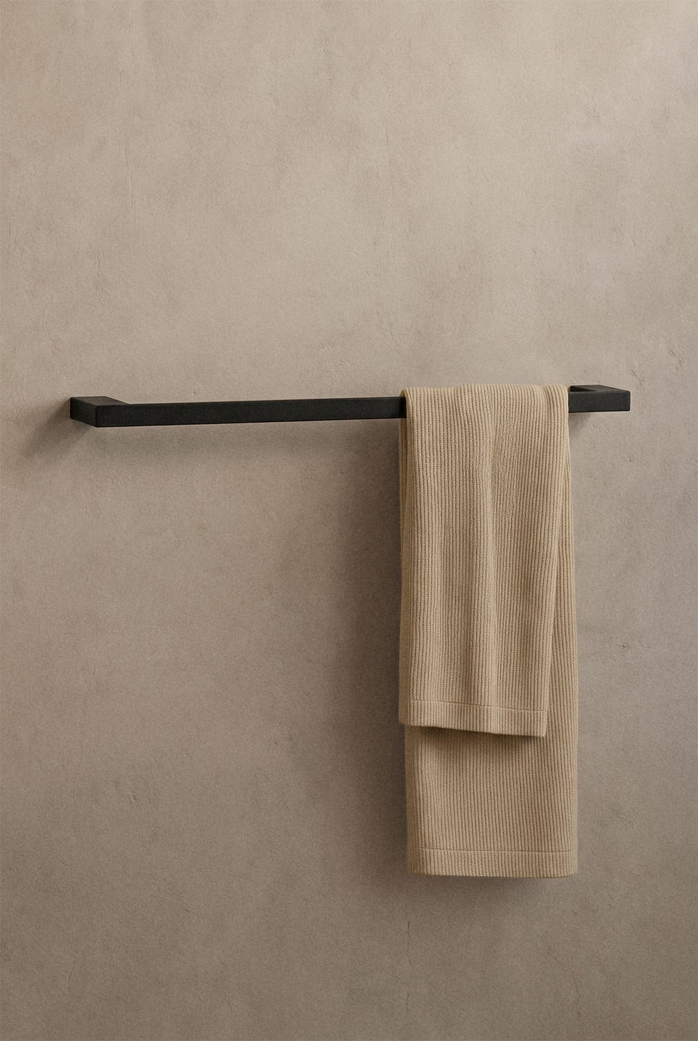 Toallero de pared con barra 60 cm para baño en acero inoxidable negro mate Olvam, imagen de galer&iacute;a 1