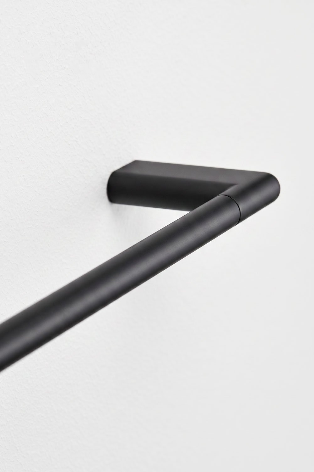 Toallero de pared con barra 60 cm para baño en acero inoxidable negro mate Rovent, imagen de galer&iacute;a 6