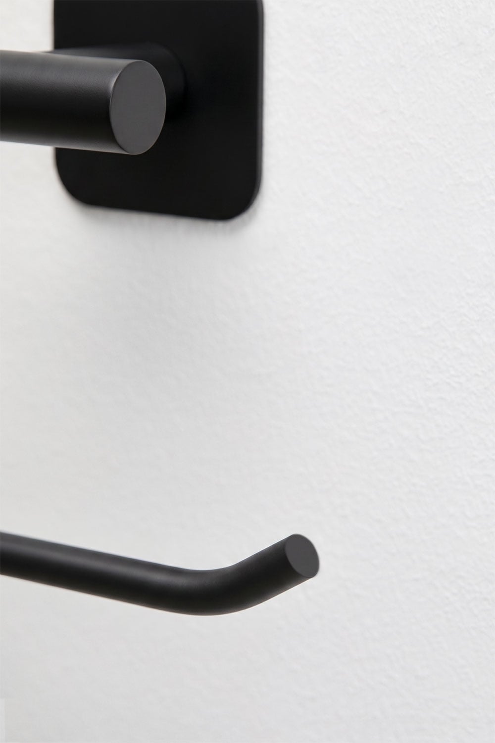 Portarrollos adhesivo para baño en acero inoxidable negro mate Ondreli, imagen de galer&iacute;a 6