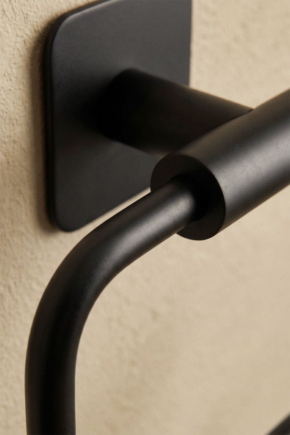 Portarrollos adhesivo para baño en acero inoxidable negro mate Ondreli, imagen de galer&iacute;a 2