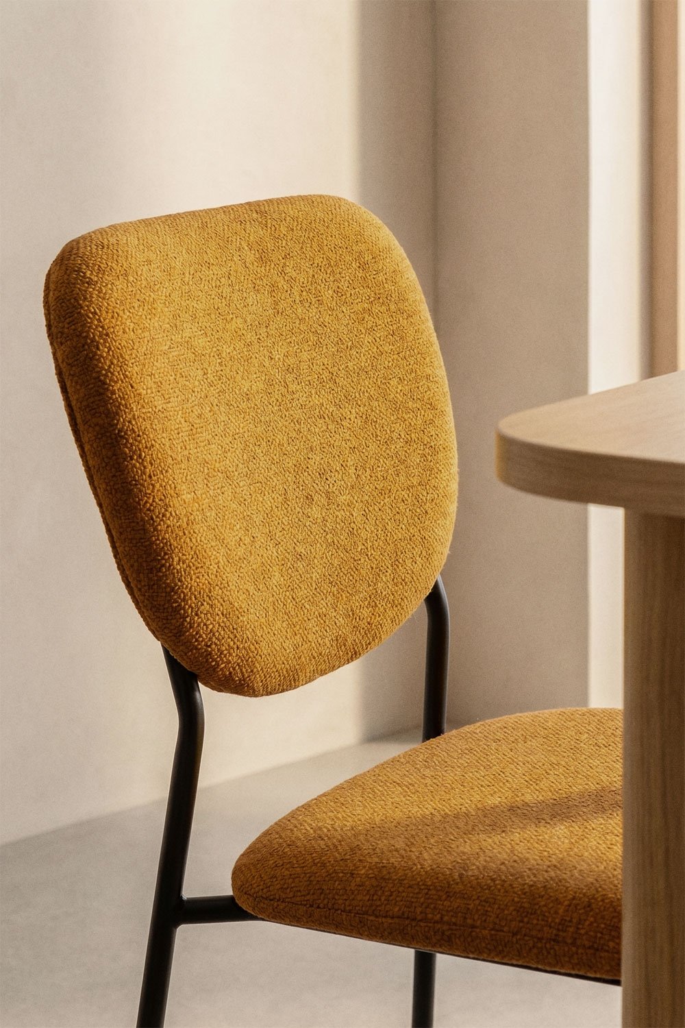 Pack de 4 sillas de comedor apilables tapizadas en tela Taris, imagen de galer&iacute;a 2