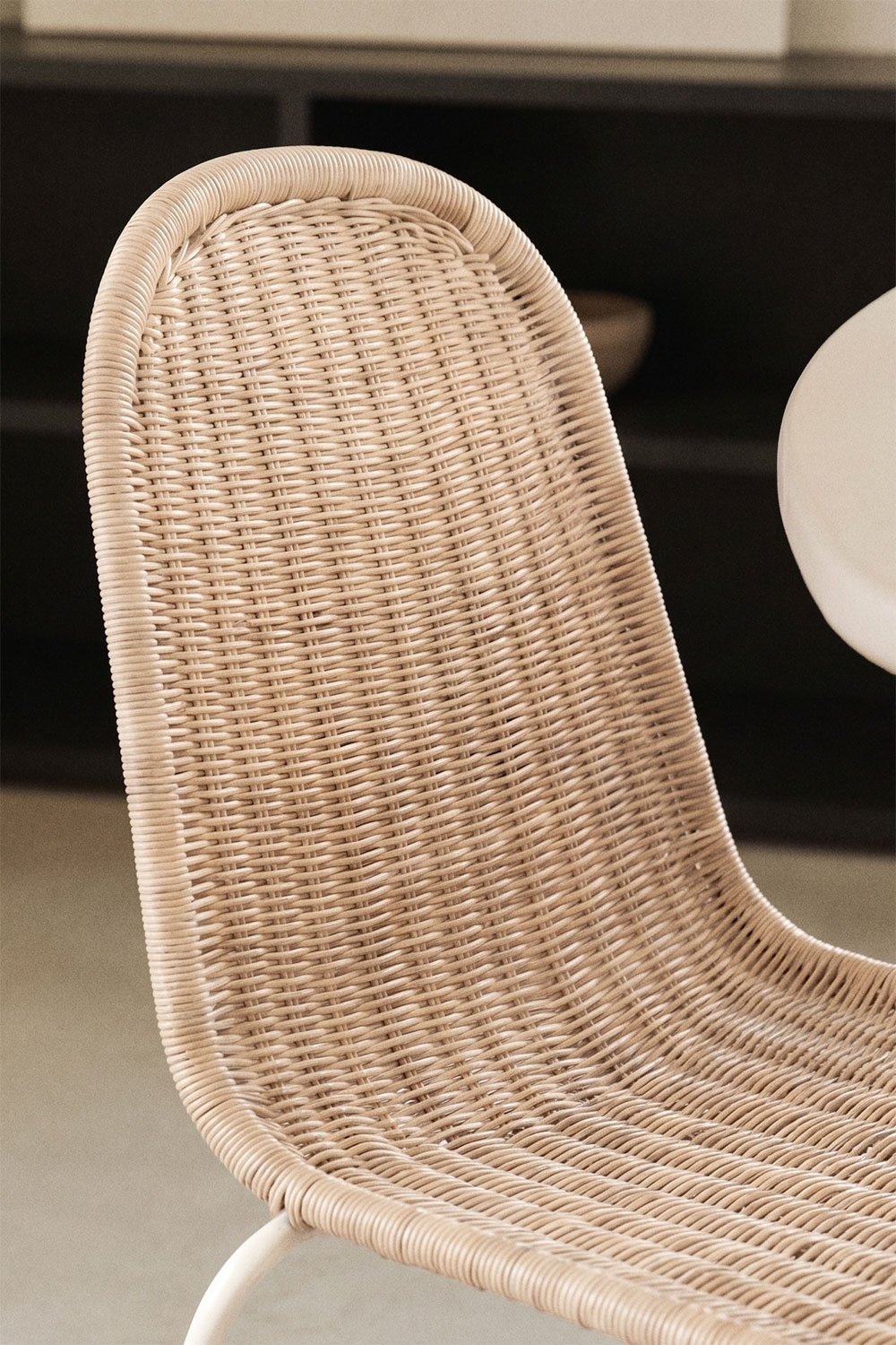Silla de comedor apilable en ratán sintético Reiven , imagen de galer&iacute;a 2