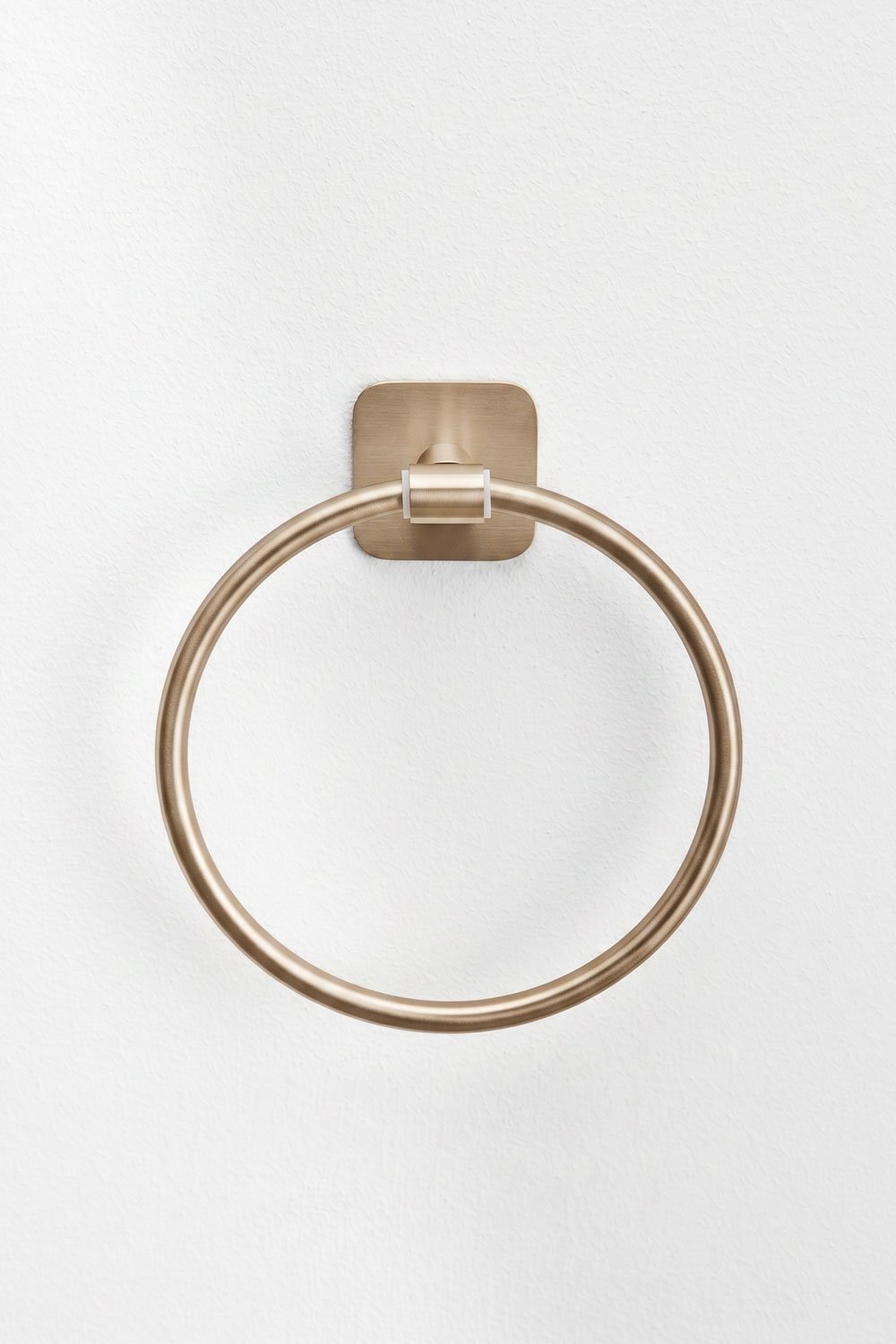 Toallero adhesivo de pared Ø15 cm para baño en acero inoxidable dorado cepillado Ondreli, imagen de galer&iacute;a 3