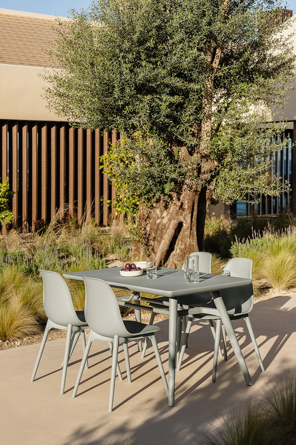 Mesa de jardín rectangular 135x80 cm en polipropileno Scand, imagen de galer&iacute;a 1