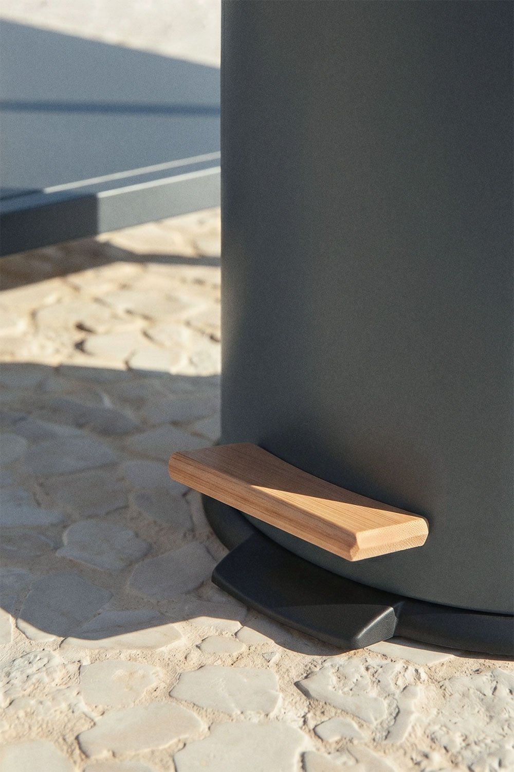 Papelera con pedal para exterior en acero galvanizado y bambú Sosua, imagen de galer&iacute;a 2