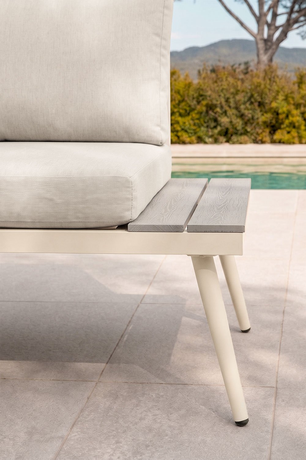 Conjunto de jardín con sofá esquinero de 4 plazas y mesa de centro en aluminio y madera Nadi, imagen de galer&iacute;a 2
