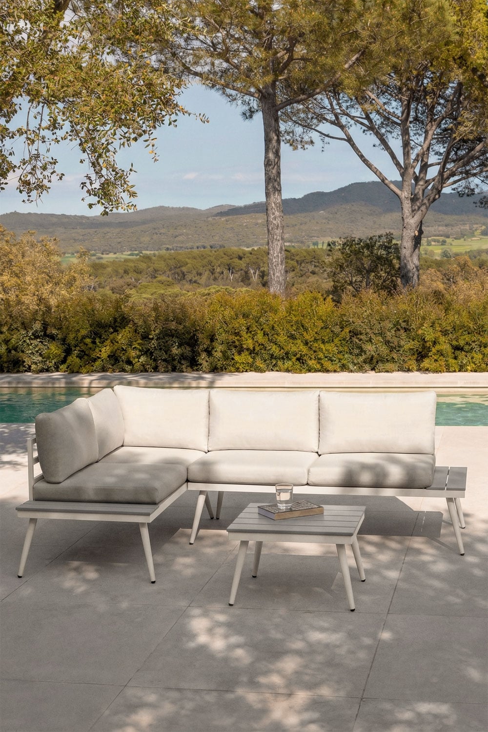 Conjunto de jardín con sofá esquinero de 4 plazas y mesa de centro en aluminio y madera Nadi, imagen de galer&iacute;a 1