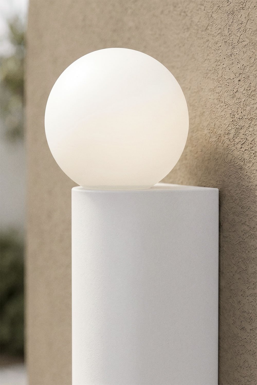 Aplique de pared con bola de cristal para exterior en aluminio Irvine, imagen de galer&iacute;a 2