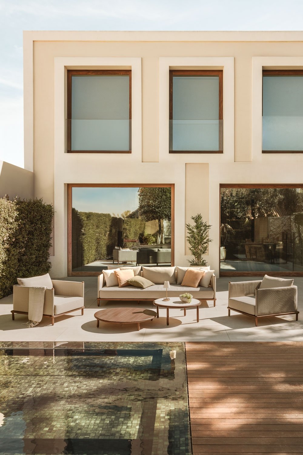 Conjunto de jardín con sofá de 3 plazas, 2 sillones y 2 mesas de centro redondas en madera de acacia Olivia, imagen de galer&iacute;a 1