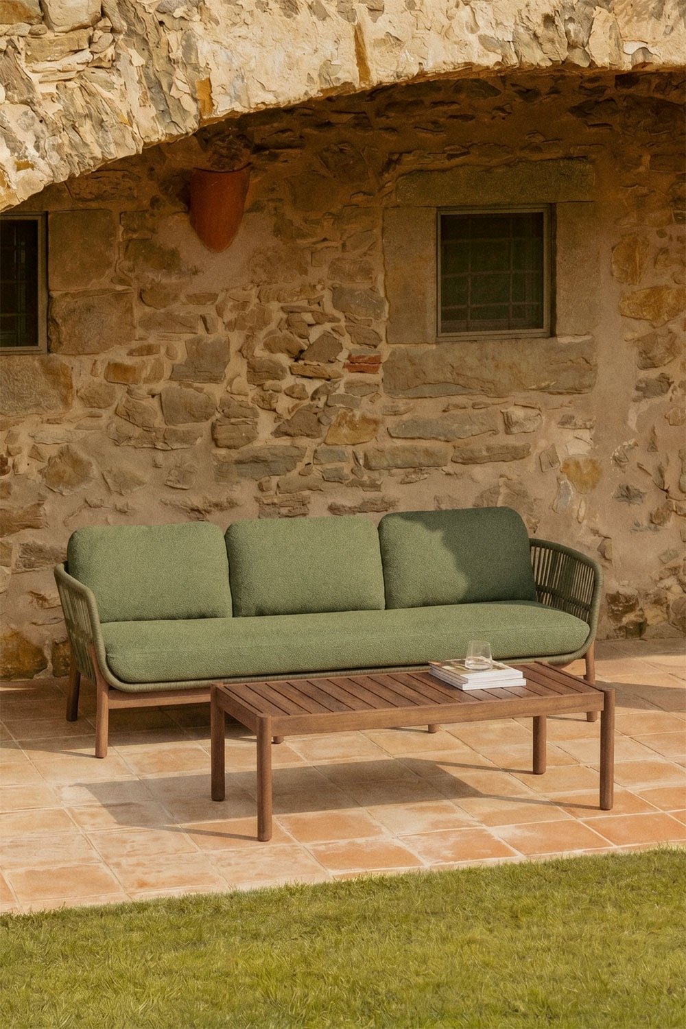 Conjunto de jardín con sofá de 3 plazas y mesa de centro rectangular 120x60 cm en madera de acacia y cuerda trenzada Karvia     , imagen de galer&iacute;a 1