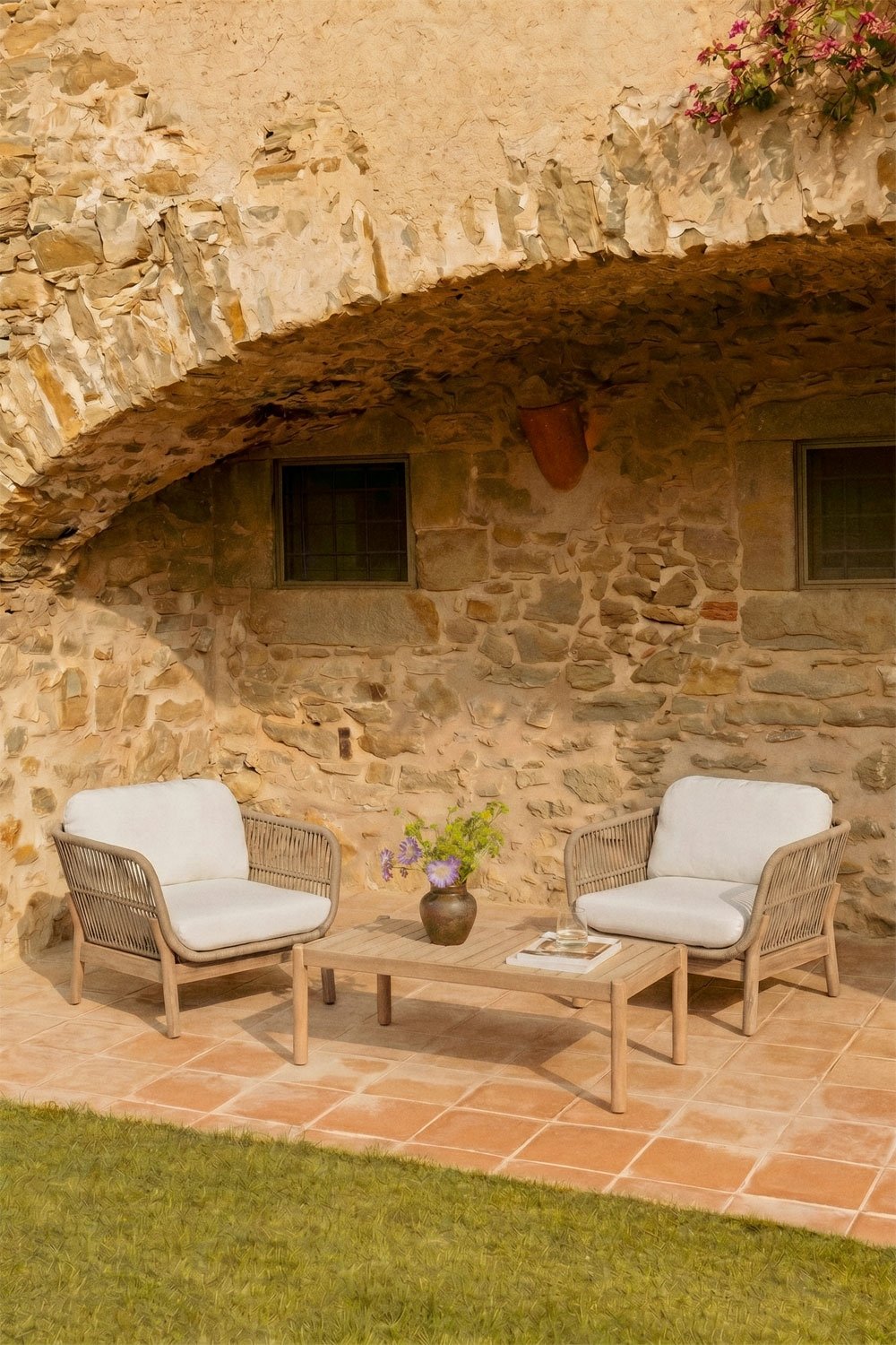 Conjunto de jardín con 2 sillones en cuerda trenzada y mesa de centro en madera de acacia Karvia, imagen de galer&iacute;a 1