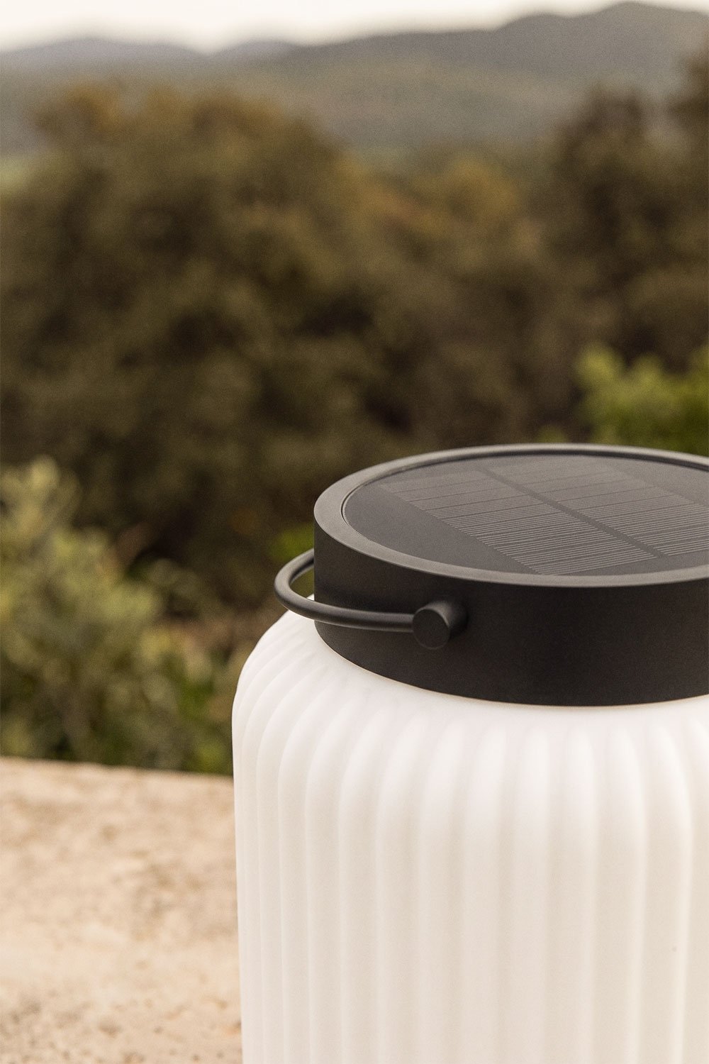 Lámpara de mesa solar LED inalámbrica para exterior en hierro Luize , imagen de galer&iacute;a 2