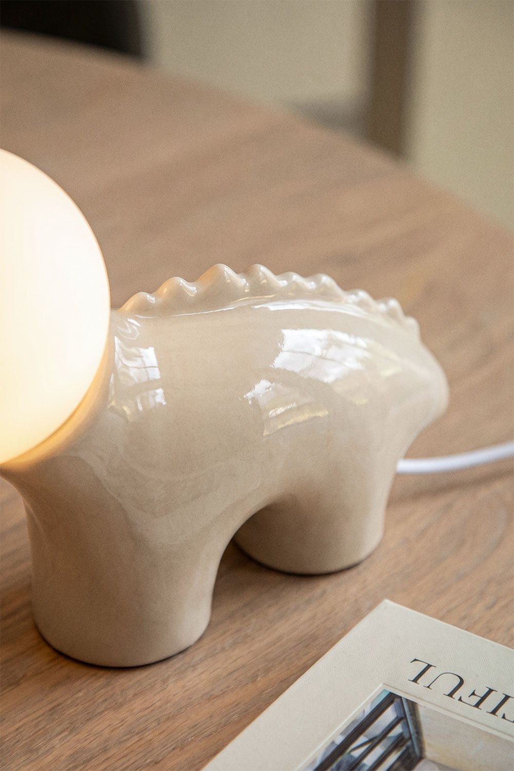 Lámpara de mesa en cerámica con bola de cristal Maloa, imagen de galer&iacute;a 2