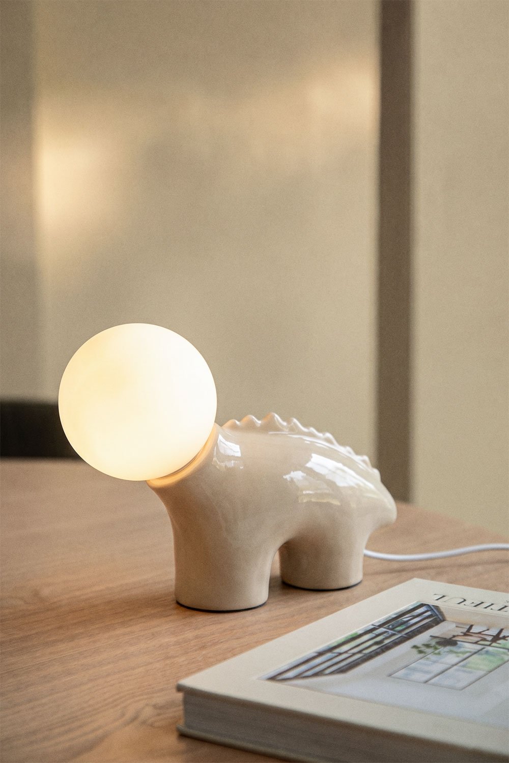 Lámpara de mesa en cerámica con bola de cristal Maloa, imagen de galer&iacute;a 1
