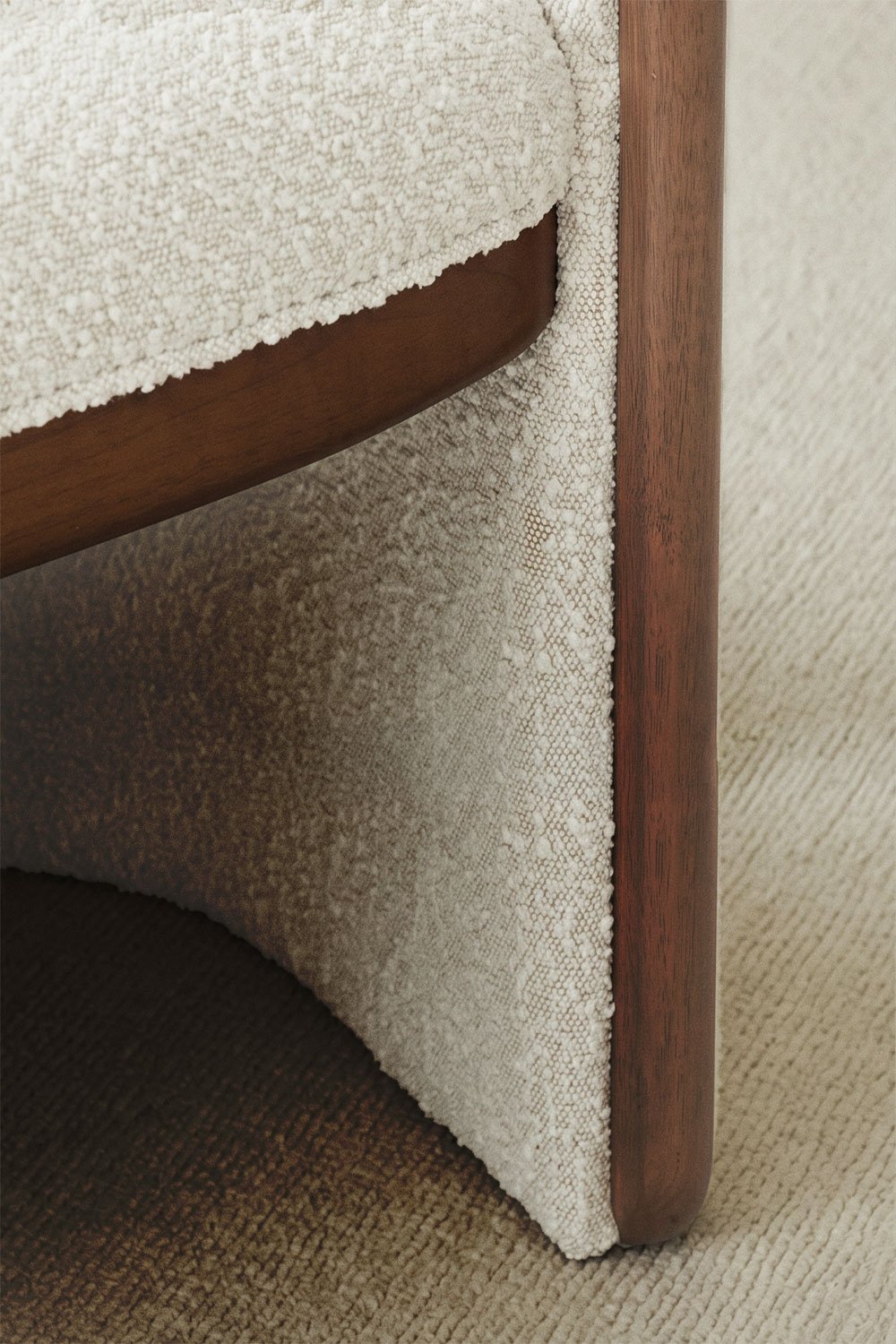 Sillón con reposabrazos en madera y tela bouclé Bekasi, imagen de galer&iacute;a 2