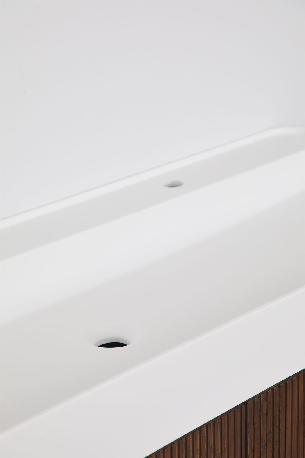 Conjunto de mueble de baño suspendido 130x45 cm en madera con lavabo integrado Saioa, imagen de galer&iacute;a 5