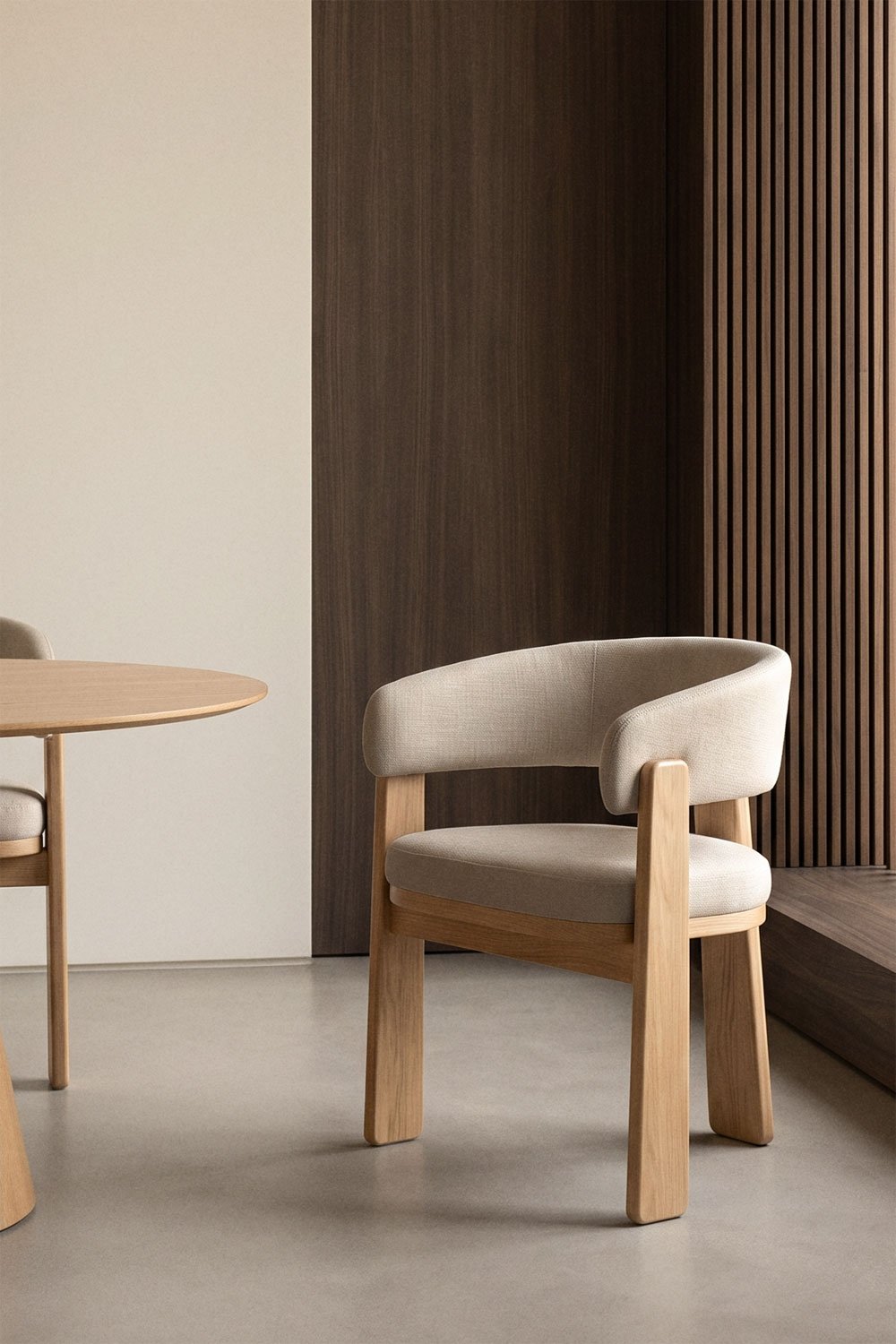 Silla de comedor con reposabrazos tapizada y en madera de roble Carbalis, imagen de galer&iacute;a 1