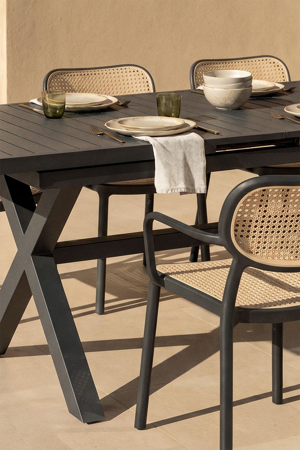 Set de mesa rectangular 240-300x100 cm extensible Karena y 10 sillas de jardín apilables con reposabrazos Omara, imagen de galer&iacute;a 2