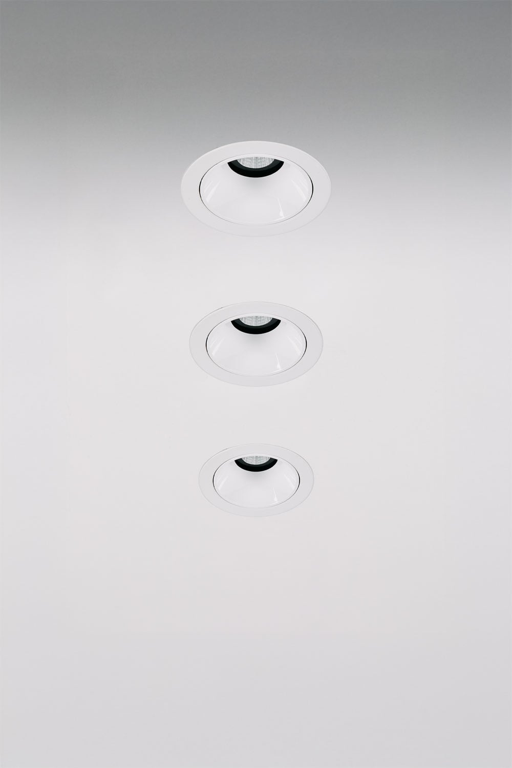 Pack de 3 downlights LED empotrables con marcos redondos Ø7 cm en aluminio Orelva, imagen de galeria 1
