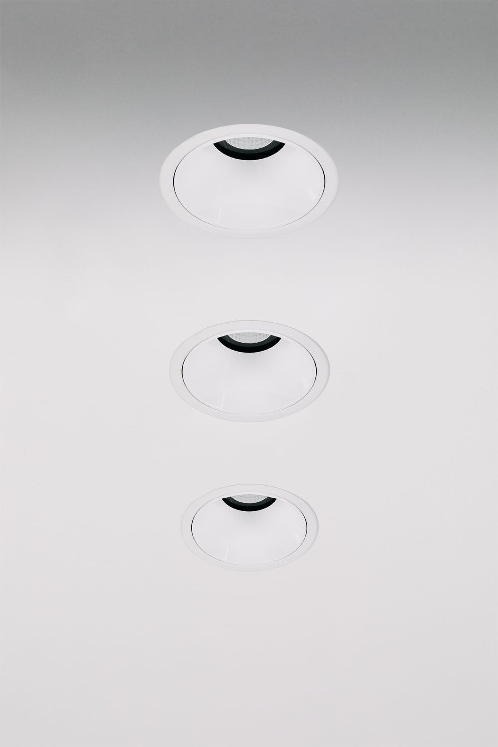 Pack de 3 downlights LED empotrables con marcos redondos Ø8 cm para exterior en aluminio Orelva, imagen de galeria 1