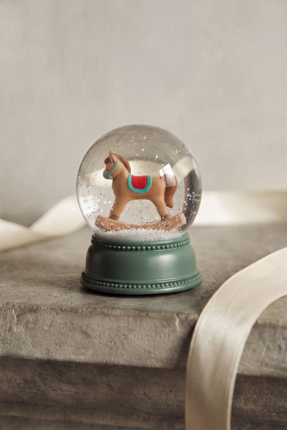 Bola de nieve de Navidad en resina Navora, imagen de galer&iacute;a 1