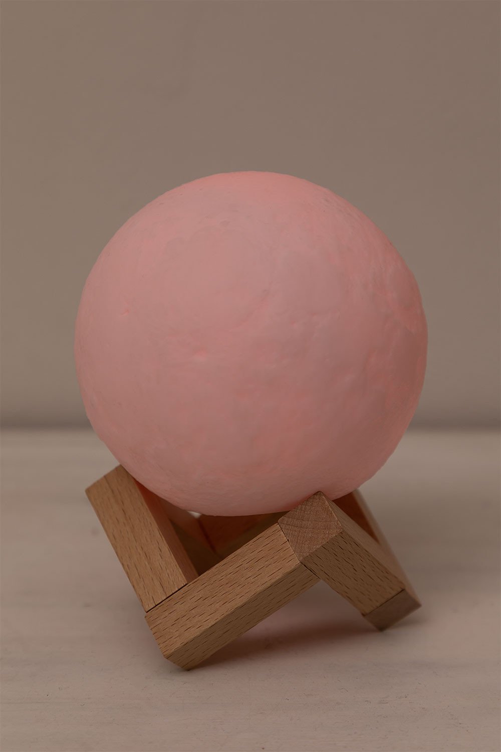 Lámpara de mesa LED inalámbrica en madera Moon Kids , imagen de galería 4