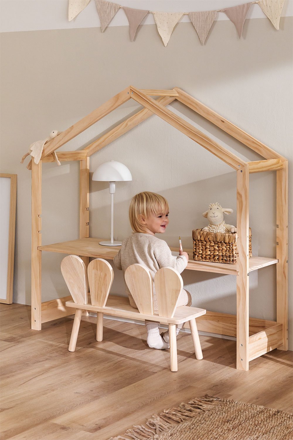 Bureau sur-mesure chambre d'enfant dans une jolie niche en bois
