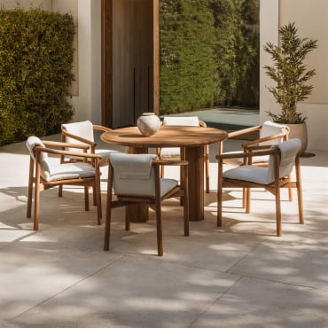 Ensemble Table Ronde Ø120 Cm En Bois D'acacia Danara Et 6 Chaises De Jardin Avec Accoudoirs En Bois D'acacia Elmina Ø120 Cm - Sklum