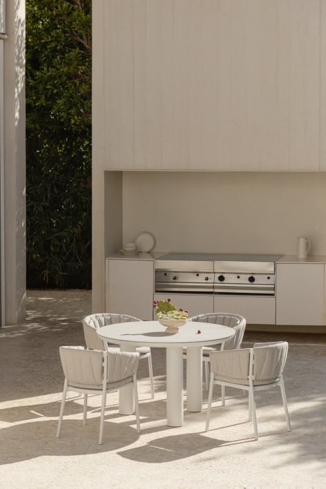 Ensemble table ronde Ø120 cm en céramique et aluminium Arken et 4 chaises de jardin avec accoudoirs en aluminium et tissu Roderi