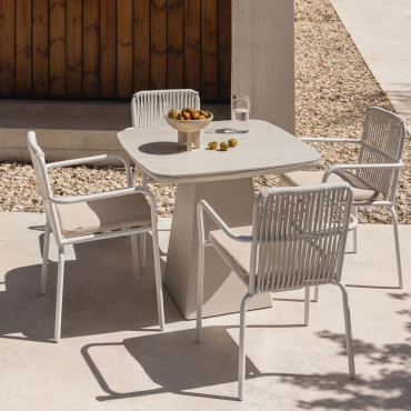 Ensemble De Table Carrée Inkeri 90x90cm En Pierre Frittée Et Aluminium Et 4 Chaises De Jardin Empilables Alberta Avec Accoudoirs Blanc - Sklum